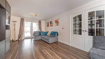 Rumah | Ruang keluarga | Televisi 30-inci dengan saluran TV digital