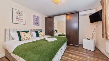 House | 5 bedrooms, iron/ironing board, travel crib, free WiFi