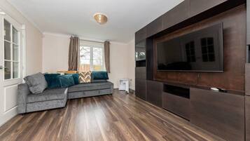 Rumah | Ruang keluarga | Televisi 30-inci dengan saluran TV digital