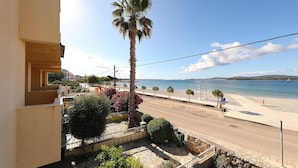 Ein Balkon mit Blick auf Strand und Meer.
