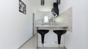 Appartement (A1) | Cuisine privée | Réfrigérateur, four, plaque de cuisson, machine à expresso