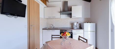 Apartment (A3) | Eigene Küche | Espressomaschine, Wasserkocher mit Kaffee-/Teezubehör, Kühlschrank, Ofen