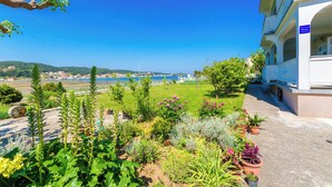 A hotel with a garden view overlooking a coastal area. - Apartment Marica (Supetarska Draga)