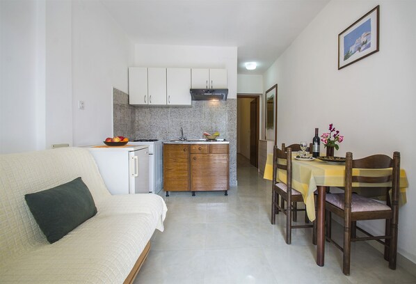 Private kitchen - Apartments Iris (Labin)