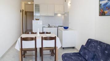 Privékeuken | Een koelkast, een magnetron, een kookplaat, een espressoapparaat