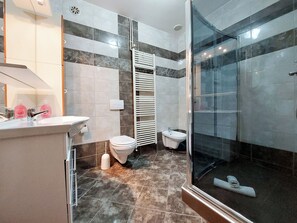Apartment (A2) | Bathroom | Toilet paper - Apartments and Room Ivanka Petar (Krk)