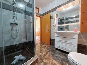 Apartment (A2) | Bathroom | Toilet paper