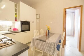 Appartement (A1) | Cuisine privée | Réfrigérateur, un four, surface de cuisson, lave-vaisselle