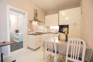 Appartement (A1) | Cuisine privée | Réfrigérateur, un four, surface de cuisson, lave-vaisselle