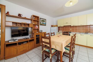 House | Private kitchen | Fridge, microwave, oven, stovetop