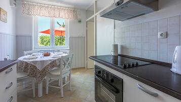 Casa | Cocina privada | Refrigerador, horno, parrilla de estufa y lavavajillas