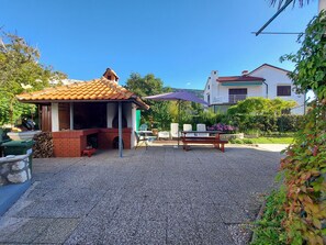 BBQ/picnic area - Apartments Fam Tomasic (Baska)