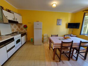 Apartment (A4) | Private kitchen | Mini-fridge, stovetop, espresso maker, electric kettle - Apartments Fam Tomasic (Baska)