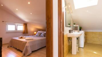 1 bedroom, free cribs/infant beds, free WiFi