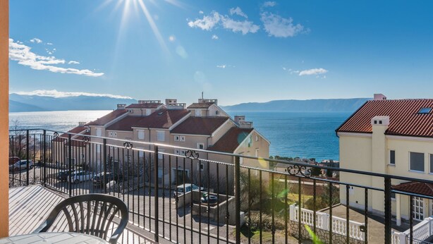 A balcony with a view of the sea and buildings. - Apartments Marcel (Novi Vinodolski)