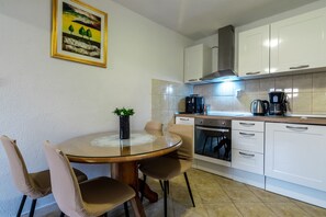 Private kitchen | Fridge, microwave, oven, stovetop