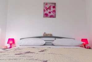 2 bedrooms, in-room safe, iron/ironing board, free WiFi