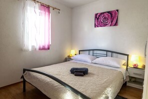 2 chambres, coffres-forts dans les chambres, fer et planche à repasser