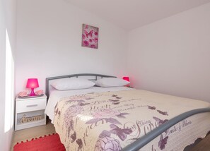 2 bedrooms, in-room safe, iron/ironing board, free WiFi