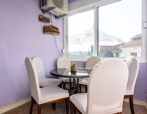 Private kitchen | Fridge, microwave, oven, stovetop