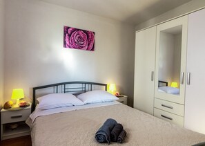 2 bedrooms, in-room safe, iron/ironing board, free WiFi