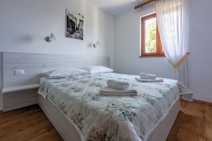 House | 3 bedrooms, iron/ironing board, free WiFi