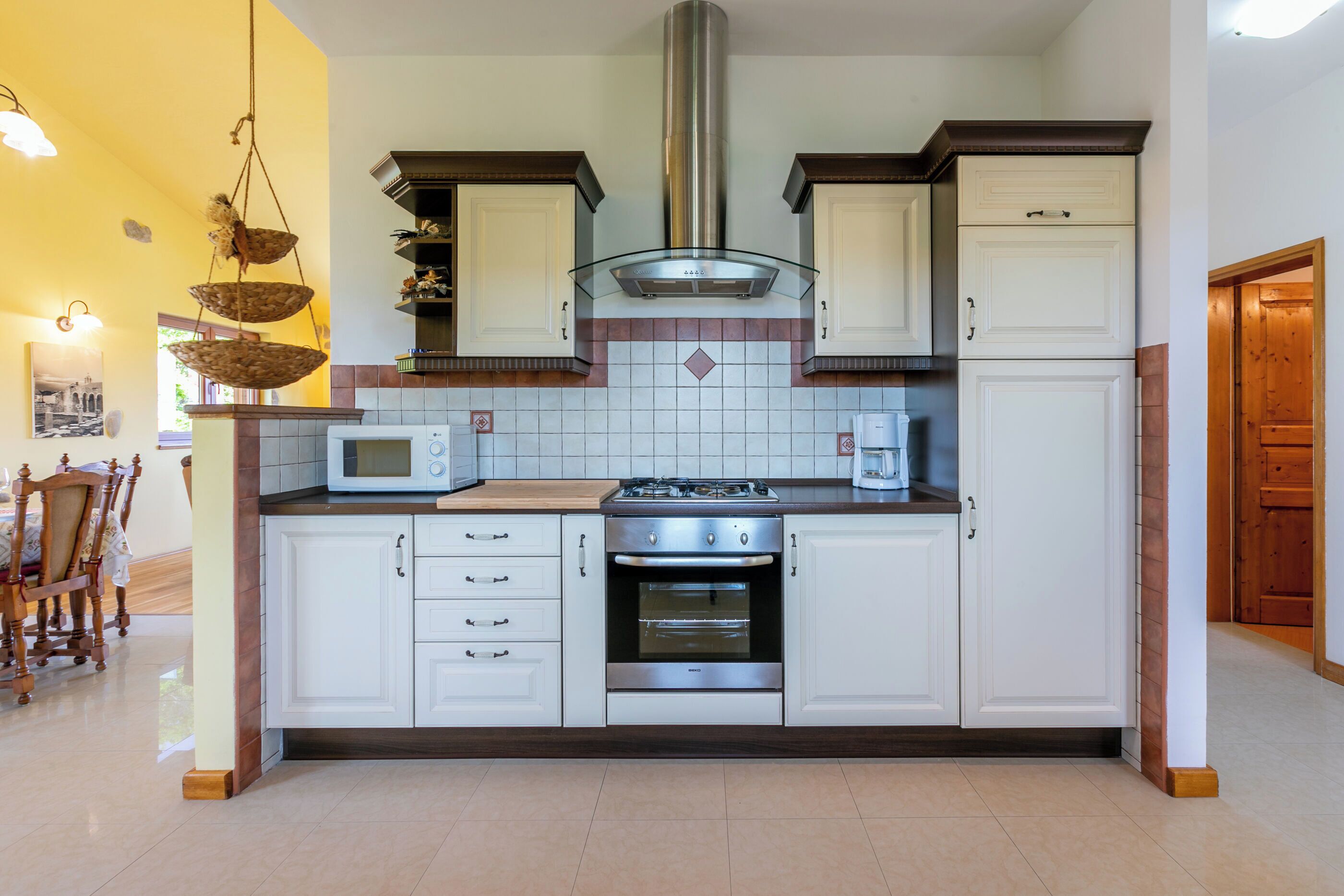 House | Private kitchen | Fridge, microwave, oven, stovetop