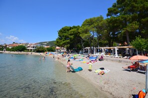 Beach - Apartments Slavica (Banjol)