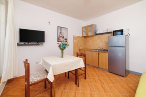Appartement (A1) | Cuisine privée | Réfrigérateur, four à micro-ondes, surface de cuisson