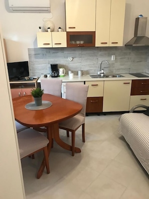 Private kitchen | Fridge, microwave, oven, stovetop - Apartments Sea Star Ivana (Marina)