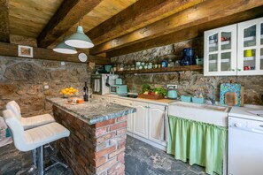 Cocina privada | Frigorífico, microondas, horno y placa de cocina