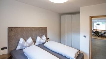 2 chambres, coffres-forts dans les chambres, lit parapluie