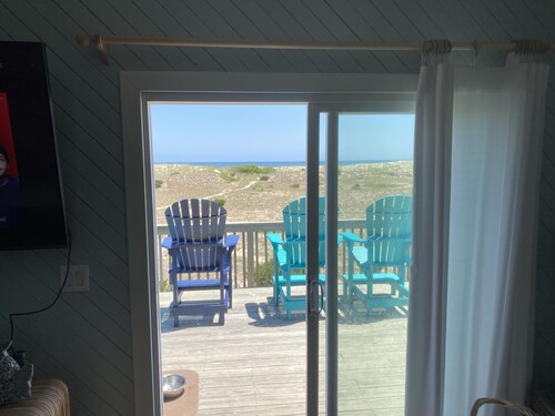 OCEANFRONT- Hatteras Island/Salvo: 2 Primaries, Hot Tub, Large Open Living Space