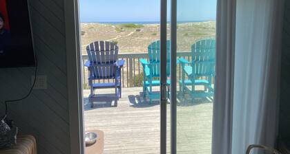 OCEANFRONT- Hatteras Island/Salvo: 2 Primaries, Hot Tub, Large Open Living Space