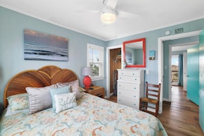 4 bedrooms, desk, iron/ironing board, free WiFi - OCEANFRONT- Hatteras Island/Salvo: 2 Primaries, Hot Tub, Large Open Living Space (Salvo)