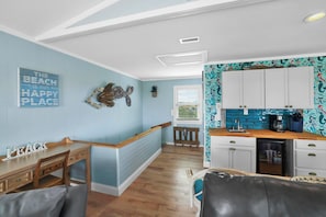 Interior - OCEANFRONT- Hatteras Island/Salvo: 2 Primaries, Hot Tub, Large Open Living Space (Salvo)