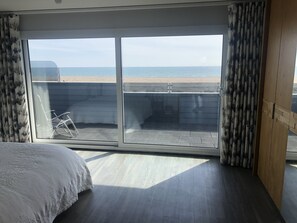 5 bedrooms, iron/ironing board, WiFi, bed sheets
