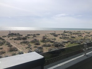 Beach nearby - Detached house on Shoreham Beach with private garden and balcony. (Shoreham-by-Sea)