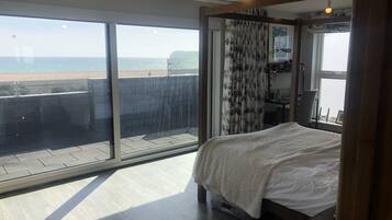 5 bedrooms, iron/ironing board, WiFi, bed sheets