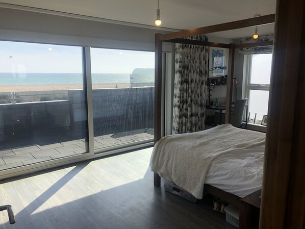 5 bedrooms, iron/ironing board, WiFi, bed sheets