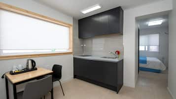 101 | Private kitchenette | Fridge, microwave, stovetop, electric kettle