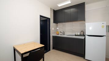 103 | Private kitchenette | Fridge, microwave, stovetop, electric kettle