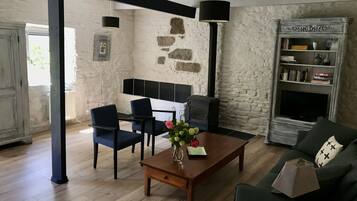 Tv, eldstad och böcker