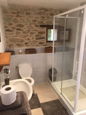 Een douche, een haardroger, handdoeken, zeep