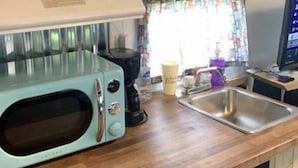 Cozinha com uma torradeira antiga, pia e uma placa de New Jersey.