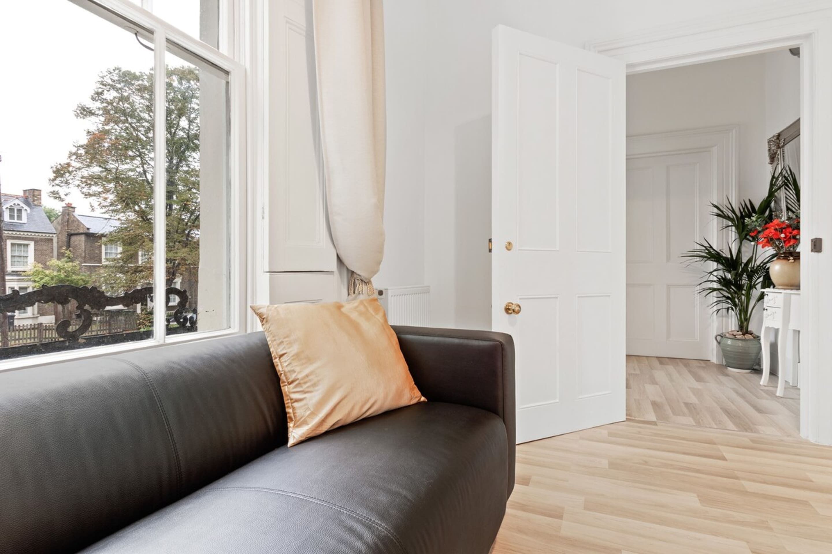 Refined, Light 1 Bed Apt w Balcony in Brixton