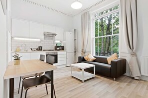 Basic Apartment, 1 Double Bed | 1 bedroom, laptop workspace, iron/ironing board, bed sheets - Refined, Light 1 Bed Apt w Balcony in Brixton (London)