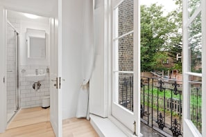 Basic Apartment, 1 Double Bed | 1 bedroom, laptop workspace, iron/ironing board, bed sheets