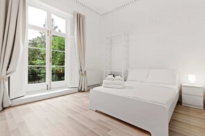 Basic Apartment, 1 Double Bed | 1 bedroom, laptop workspace, iron/ironing board, bed sheets - Refined, Light 1 Bed Apt w Balcony in Brixton (London)