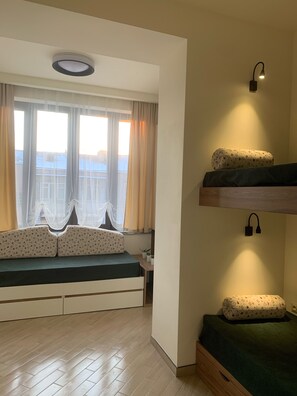 2 bedrooms, iron/ironing board, WiFi